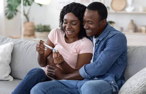 집에서 임신 테스트를 받고 있는 행복 한 흑인 부부 — 스톡 사진
