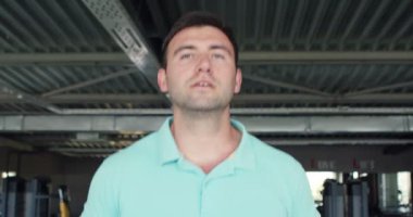 Spor salonunda koşu bandında koşan konsantre adama yaklaş.