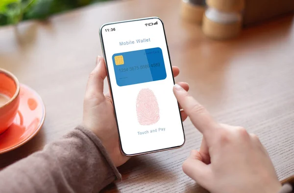 Πρόσωπο Holding τηλέφωνο Εμφανίζει Mobile Wallet App με εικονίδιο δακτυλικών αποτυπωμάτων — Φωτογραφία Αρχείου