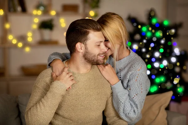 Młodzi kochankowie przytulają się w domu, świętują Boże Narodzenie — Zdjęcie stockowe