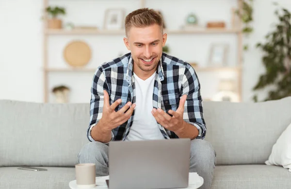 Homem feliz usando laptop para chamada de vídeo e conversando — Fotografia de Stock