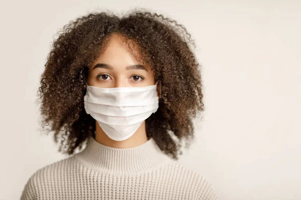 Arrêter les maladies virales et épidémiques, nouvelles normales et covid-19. Triste femme afro-américaine en masque de protection — Photo