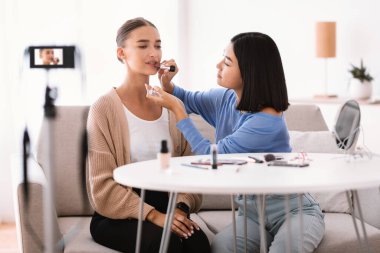 Asyalı Kadın Güzel Modeli İçin Makyaj Yapıyor