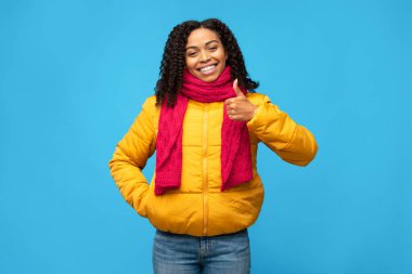 Mavi Stüdyo Arkaplanının Üzerinde Ayakta Duran Siyah Kadın Hareketleri