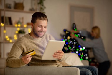 Noel 'de internetten alışveriş yapan yakışıklı adam