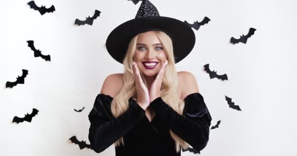 Stúdió portré csodálkozó szőke boszorkány élvezi Halloween meglepetés, éljenzés a kamera — Stock videók
