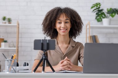 Covid-19 karantinası sırasında hoca ve aletlerle modern ders.