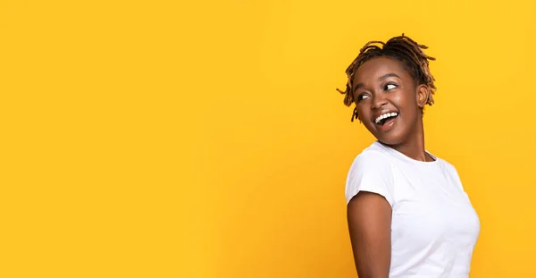 Mulher africana emocional olhando para o espaço vazio — Fotografia de Stock