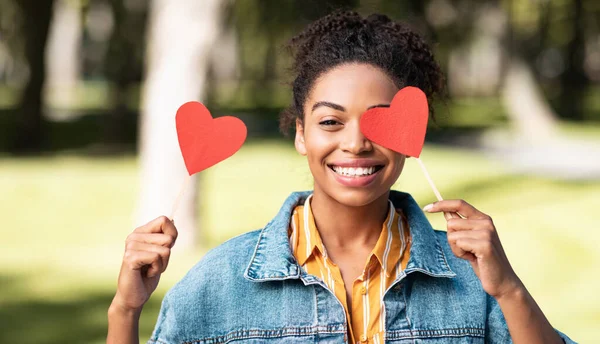 Siyah Kız Öğrenci Dışarıda Kağıt Kalpler Tutuyor — Stok fotoğraf