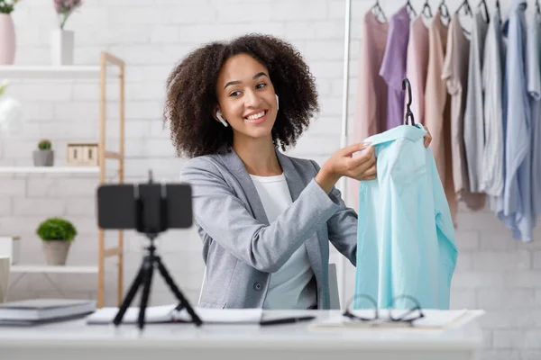 Gelukkig afrikaanse amerikaanse dame opnemen online stijl les en tonen blauw shirt — Stockfoto