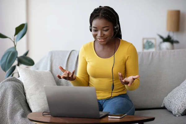 Online oktató koncepció. Barátságos afrikai hölgy oktató miután videohívás Laptop — Stock Fotó