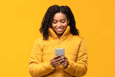 Cep Telefonu Stüdyoda Cep Telefonu Kullanan Neşeli Siyah Kadın