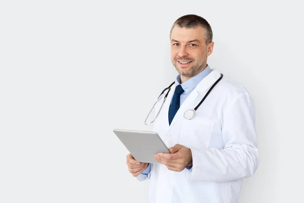 Dijital tablet tutan tıbbi pratisyen hekime yakın çekim — Stok fotoğraf