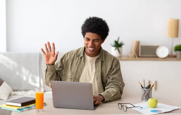 Çevrimiçi iletişim kavramı. Mutlu siyahi genç, özel hocasıyla ya da laptoptaki arkadaşlarıyla konuşuyor. — Stok fotoğraf