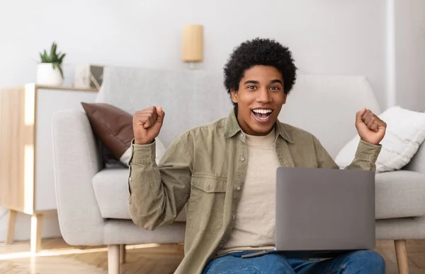 Emocionado chico adolescente negro viendo deportes juego en el ordenador portátil en casa, espacio de copia —  Fotos de Stock