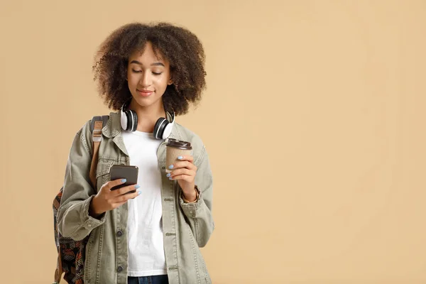 Estilo de vida moderno, hipsters y dispositivos móviles. Mujer afroamericana concentrada enviando mensajes de texto en un smartphone —  Fotos de Stock
