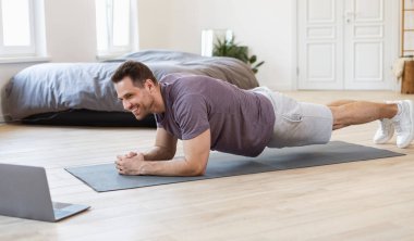 Çevrimiçi Antrenman sırasında dizüstü bilgisayarda Adam Eğitimi