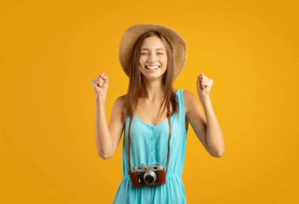Érzelmi nő turista kamerával ökölbe szorított kézzel — Stock Fotó