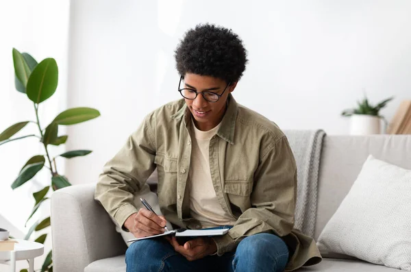 Educação à distância. Afro-americano adolescente estudante universitário estudando em casa em momentos de bloqueio — Fotografia de Stock