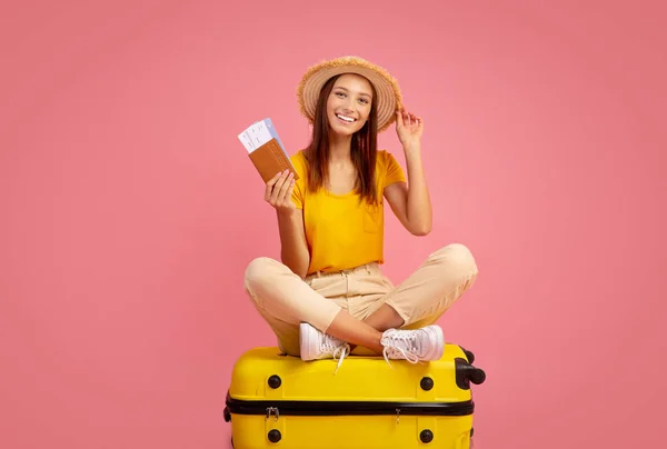 Jovem despreocupada em chapéu de verão segurando passaporte e bilhetes — Fotografia de Stock