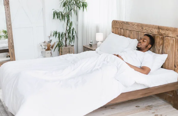 African Man Śpiący Leżący z oczami zamkniętymi w łóżku — Zdjęcie stockowe