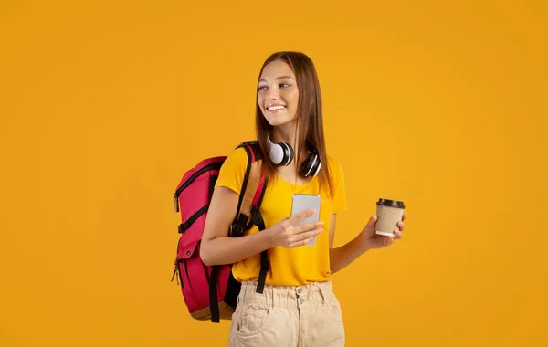 Aktivní mladá žena s batohem drží kávu jít — Stock fotografie