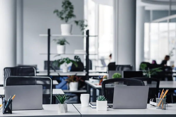 Interior de escritório com colunas brancas e janelas panorâmicas no loft moderno — Fotografia de Stock