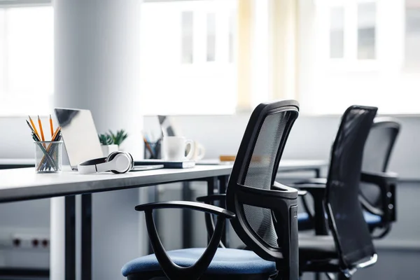 Aparatos modernos en el interior de la oficina de coworking durante la epidemia de COVID-19 — Foto de Stock