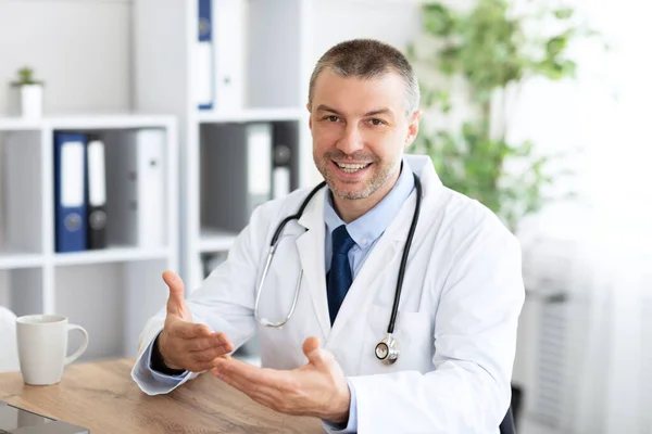 Portrait of mature doctor consulting his client, patients pov — Stock Photo, Image