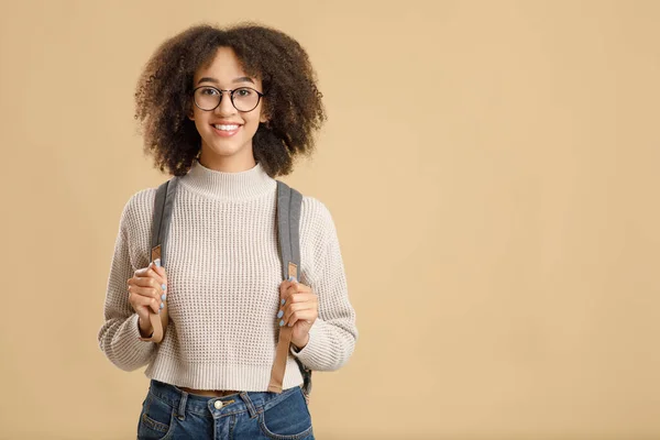 Happy Afro-Amerikaanse vrouw met bril, met rugzak klaar voor studie na covid-19 quarantaine — Stockfoto