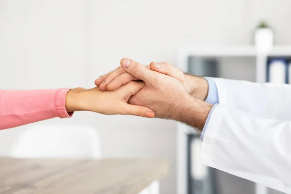 Крупним планом зрілий лікар тримає руки пацієнток — стокове фото