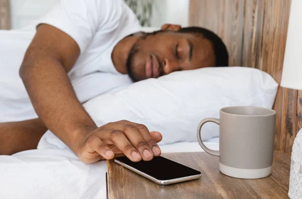 Afrika 'lı Adam Alarm Çalar Saatinde Uyuyor. Yatak odasında yatıyor. — Stok fotoğraf