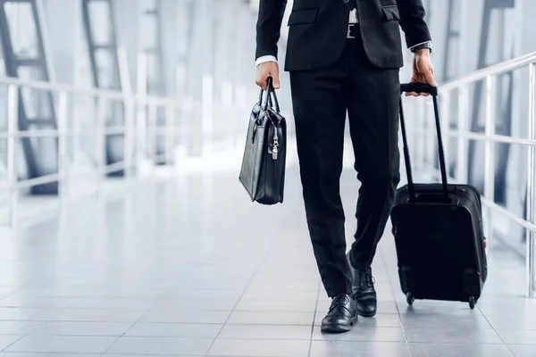 Неузнаваемый предприниматель в костюме прогуливается по аэропорту — стоковое фото