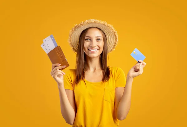 Радісна жінка тримає паспорт, квитки і кредитну картку — стокове фото
