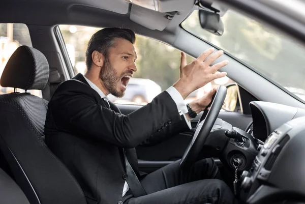 Gestresste zakenman vast in het verkeer, laat naar de luchthaven — Stockfoto