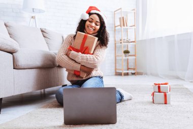 Afro-Amerikan Kadın Kucaklaşma Kutusu Laptop Kullanıyor