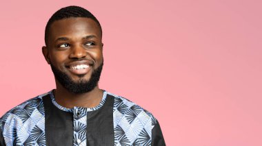 Afro tişörtlü pozitif siyah adam fotokopi alanına bakıyor.