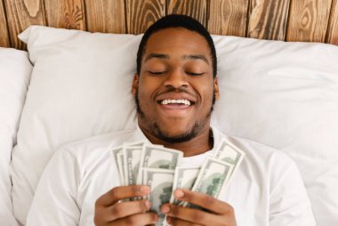 Mutlu Afrikalı Adam Para Sayıyor Yatakta Para Sayıyor