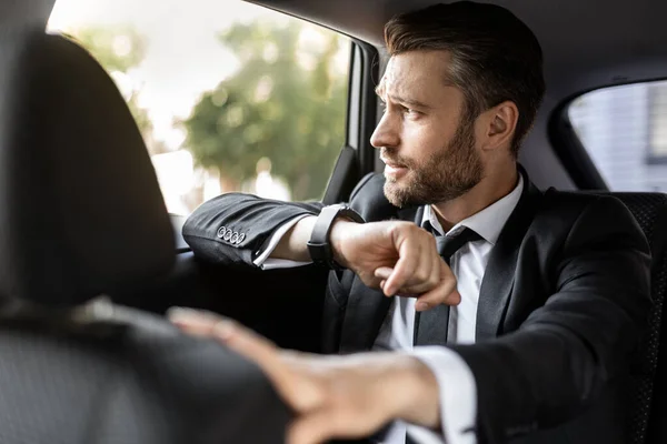 Schöner bärtiger Mann im Anzug sitzt im Auto — Stockfoto