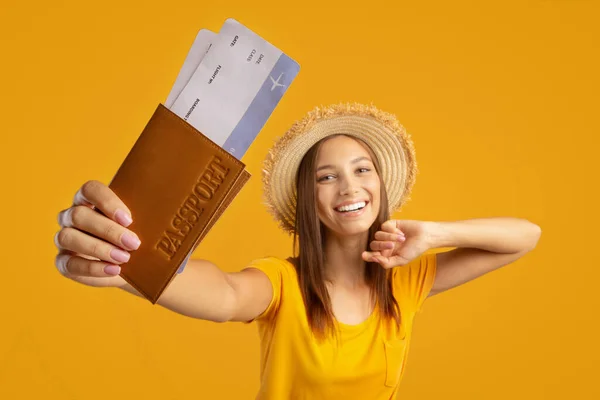 Fröhliche Frau im Sommerhut mit Pass und Eintrittskarten — Stockfoto