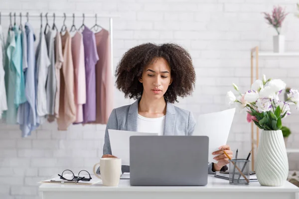 Werk op afstand in de mode-industrie thuis tijdens de uitbraak van covid-19 — Stockfoto