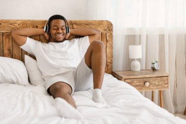 Rahatlamış Afrikalı Adam Kulaklıkla Müzik Dinliyor İçeride Yatakta