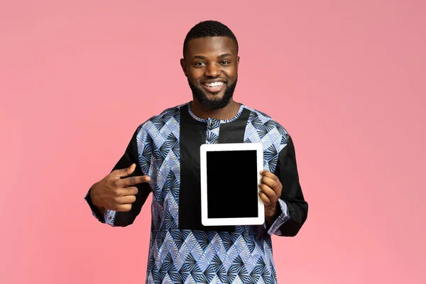 Mosolygó fekete fickó mutató digitális tabletta üres képernyőn — Stock Fotó
