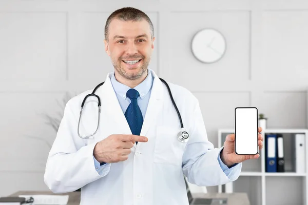 Γιατρός κρατώντας smartphone με λευκή κενή οθόνη για mockup — Φωτογραφία Αρχείου