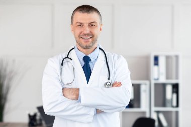 Yetişkin doktor portresi gülümsüyor ve kameraya bakıyor.