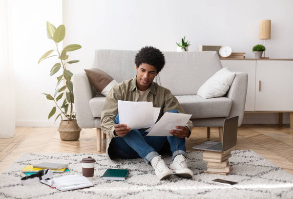 Полный портрет чернокожего студента-подростка, готовящего проект для своего онлайн-курса в университете дома