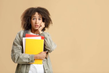 Ne yaptım ya da korku ve karmaşa, insani duygular. Şaşırmış ve üzgün Afrikalı Amerikalı kadın