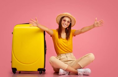 Genç ve mutlu bir kadın kameraya uzanmış ellerini uzatıyor.