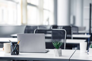 Covid-19 karantinası sırasında çalışma odasındaki boş uzay işyeri