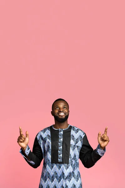 Preto cara no Africano traje apontando para cima no livre espaço — Fotografia de Stock